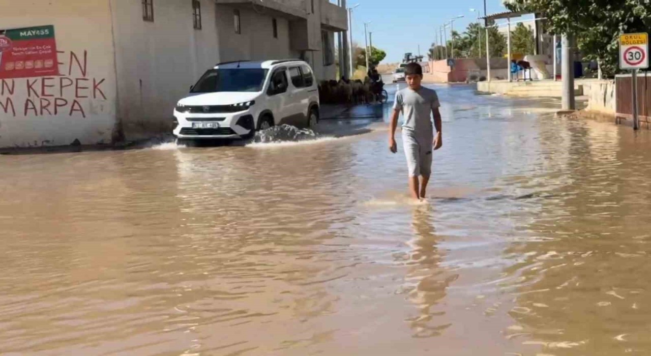 Tarımsal sulama suyu caddeleri göle çevirdi