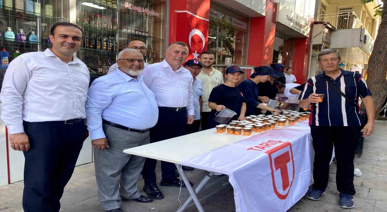 TARİŞten Alaşehirlilere ücretsiz üzüm suyu ikramı