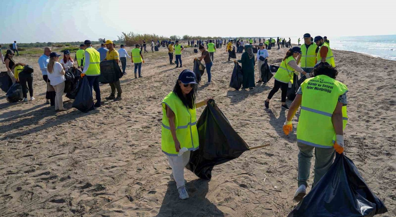 Tarsus Plajından bir ton atık toplandı