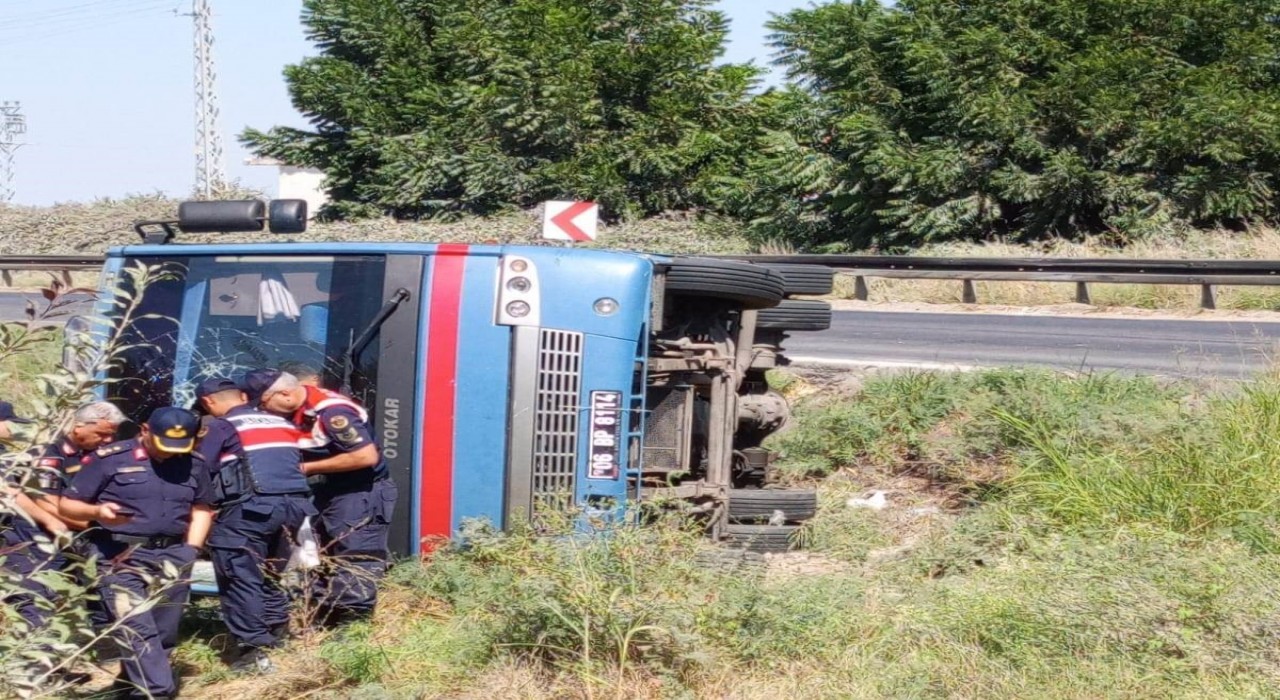 Tarsusta cezaevi ring aracı devrildi: 12 yaralı