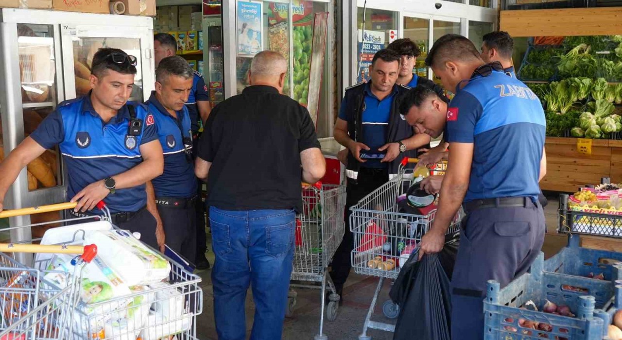 Tarsusta zabıta denetiminde sağlıksız ürünler imha edildi