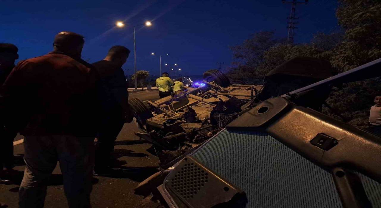 Taşa çarpan Tofaş hurdaya döndü: 2 kişi yaralandı