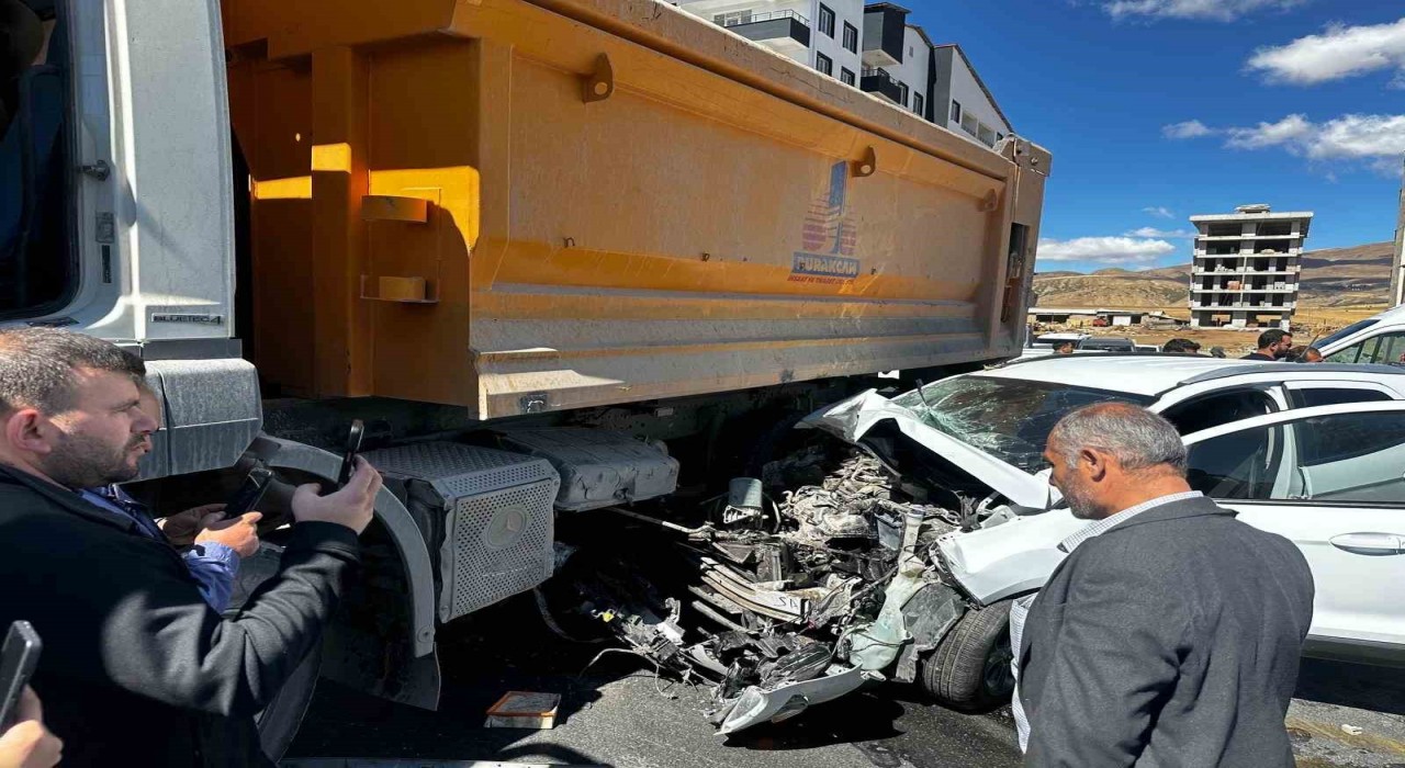 Tatvanda kamyon ile otomobil çarpıştı: 3 yaralı