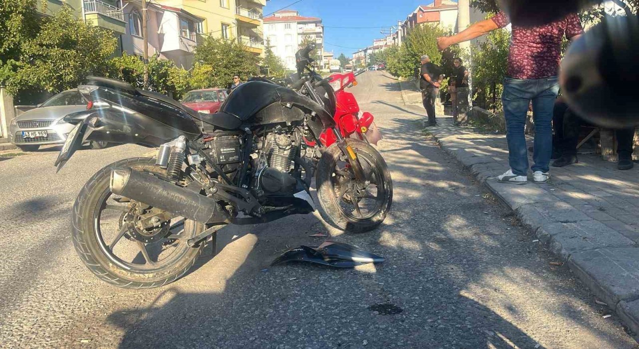 Tavşanlıda iki motosiklet çarpıştı sürücüleri yaralandı