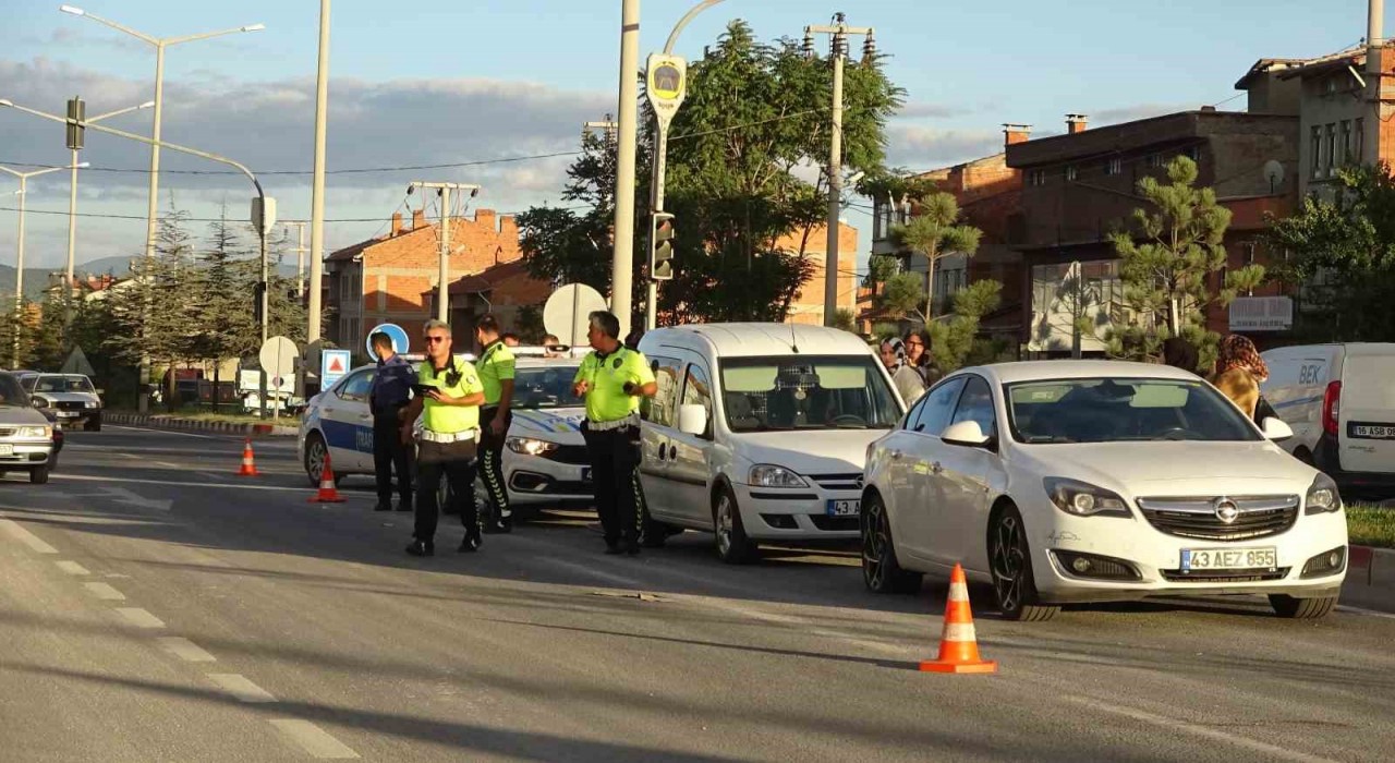 Tavşanlıda motosikletin de karıştığı zincirleme trafik kazası