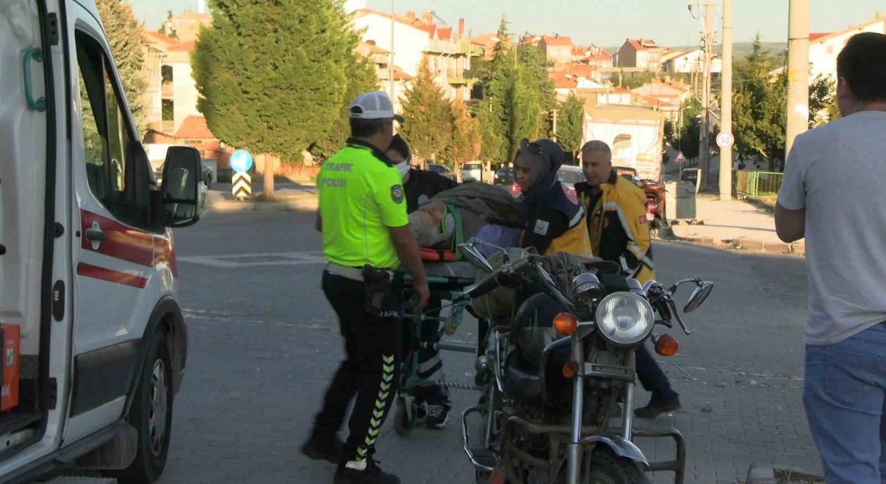Tavşanlıda otomobil ile motosiklet çarpıştı: 1 yaralı