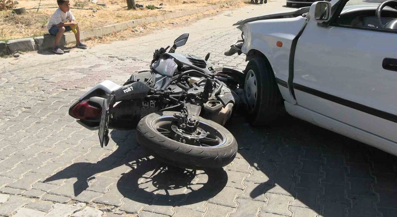 Tavşanlıda otomobil ile motosikletle çarpıştı: 1 yaralı