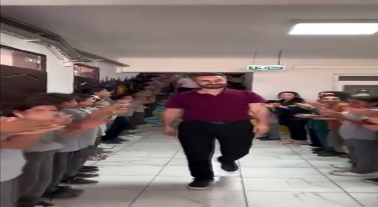 Tayini çıkan öğretmen, 10 yıldır görev yaptığı okuldan alkışlarla uğurlandı