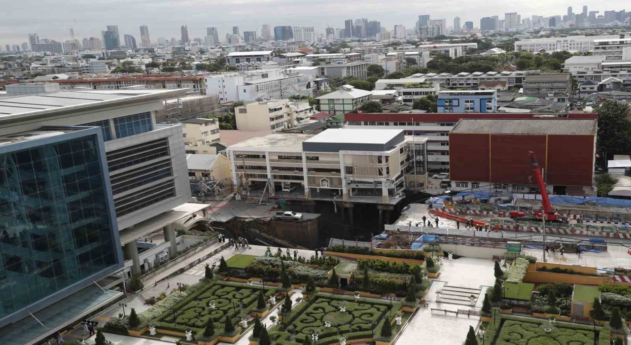 Taylandda yol çöktü, bir araç 50 metrelik çukura düştü