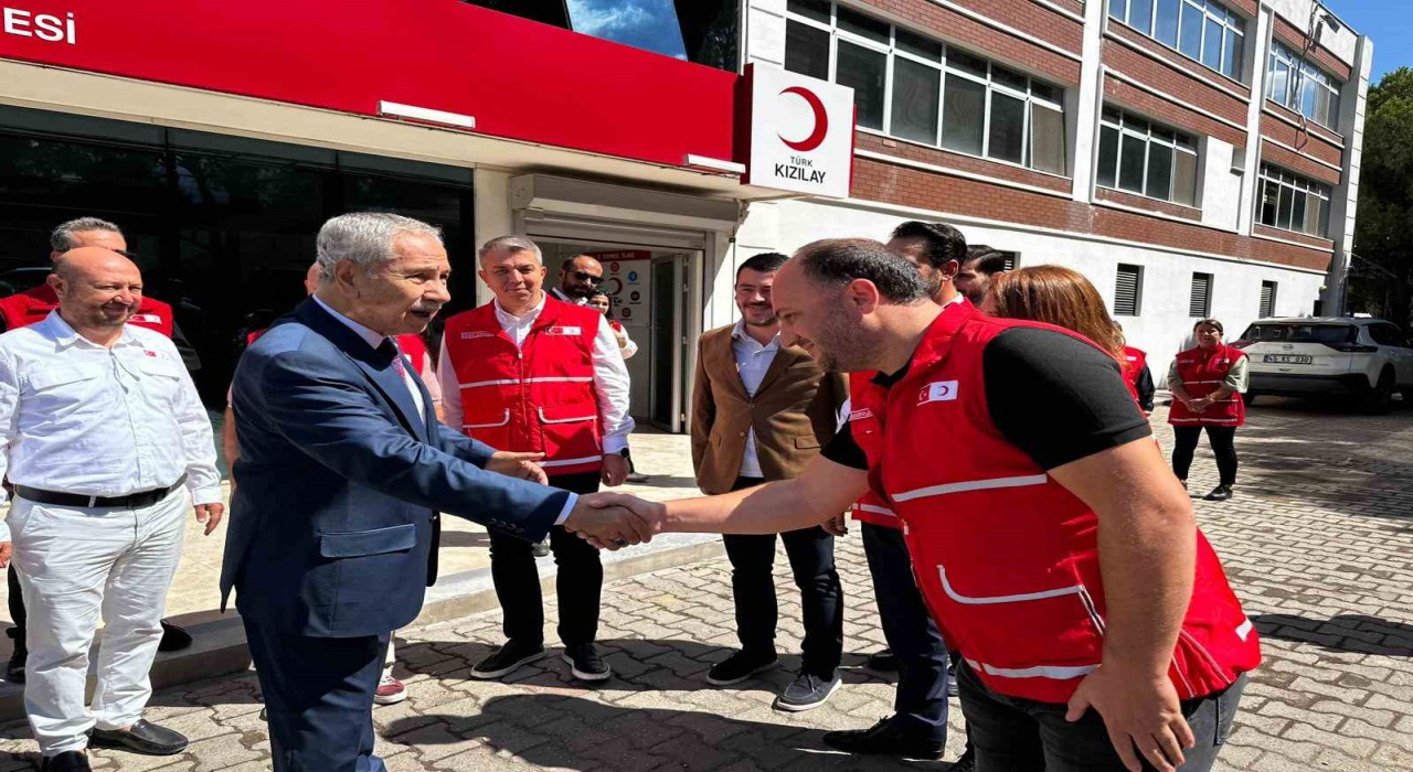 TBMM 22. Dönem Başkanı Bülent Arınçtan Türk Kızılay Manisaya ziyaret