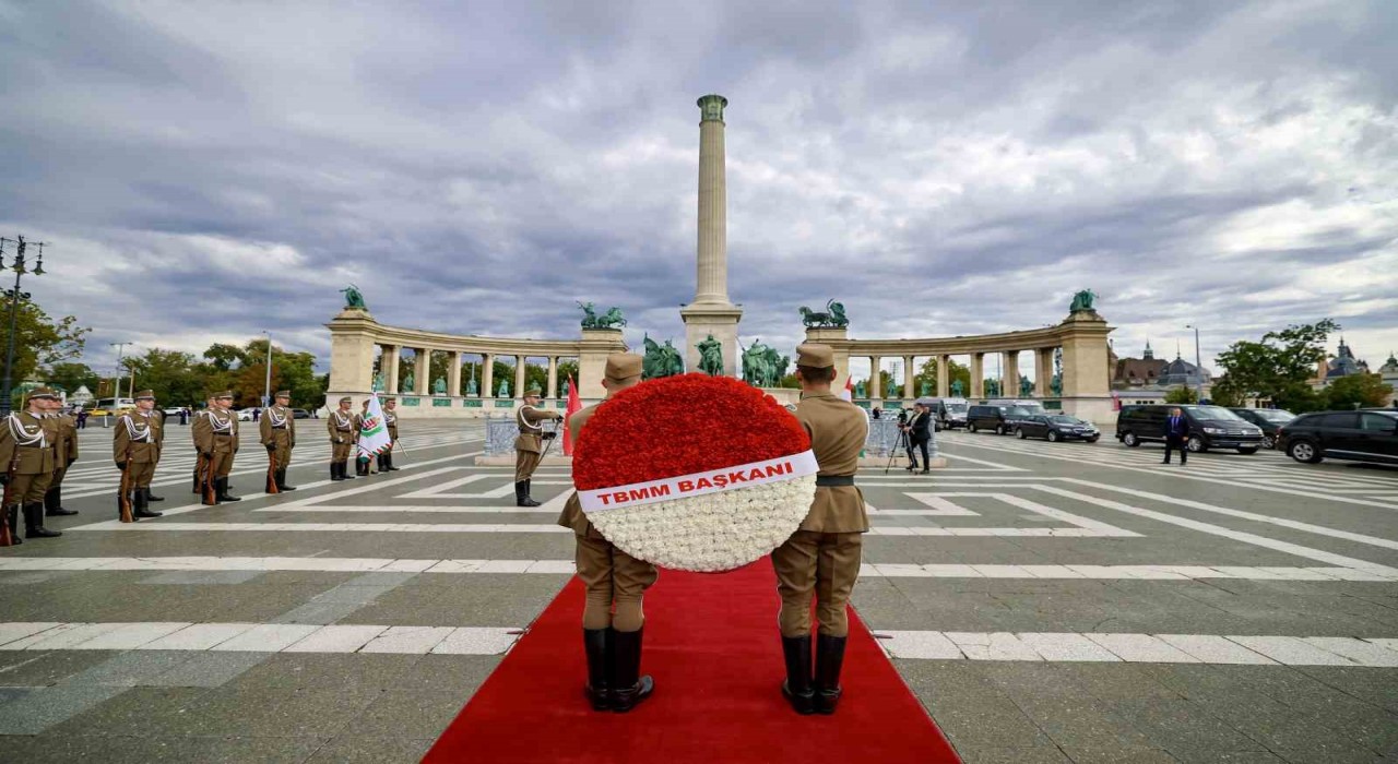 TBMM Başkanı Kurtulmuş, Budapeştedeki Meçhul Asker Anıtına çelenk bıraktı