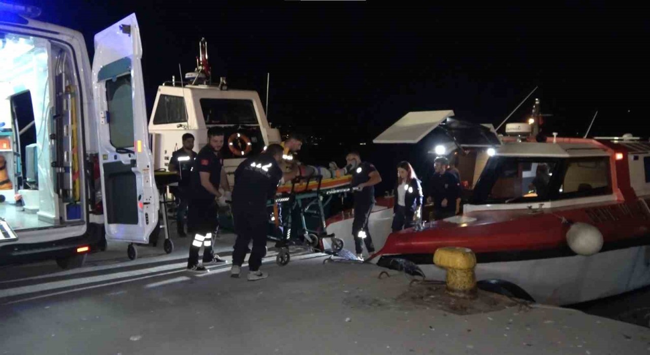 Tekne kazasında yaralanan şahıs deniz ambulansı ile getirildi