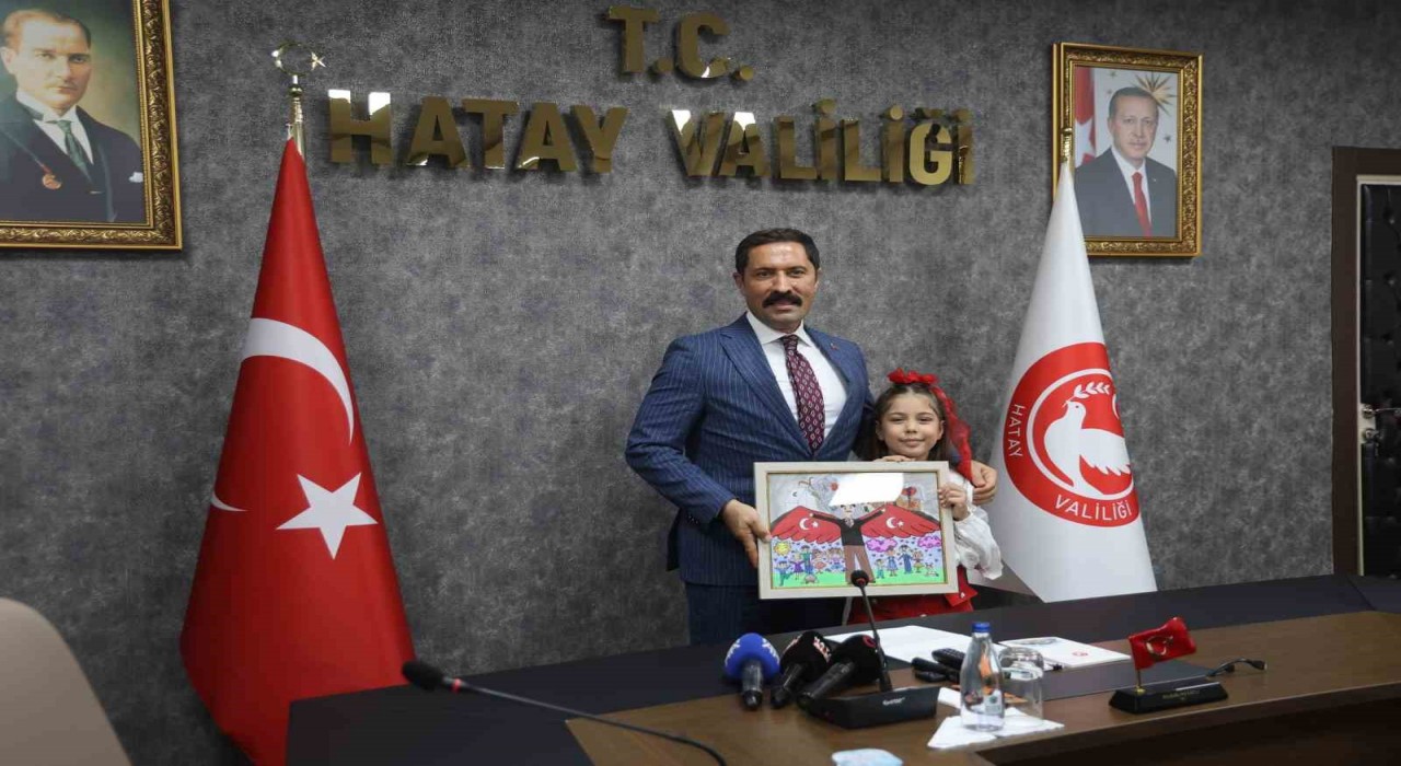 TEKNOFEST Mavi Vatan yarışmasında birinci olan minik ressam Asya, Valiyi resmettiği çalışmasında gönülleri fethetti