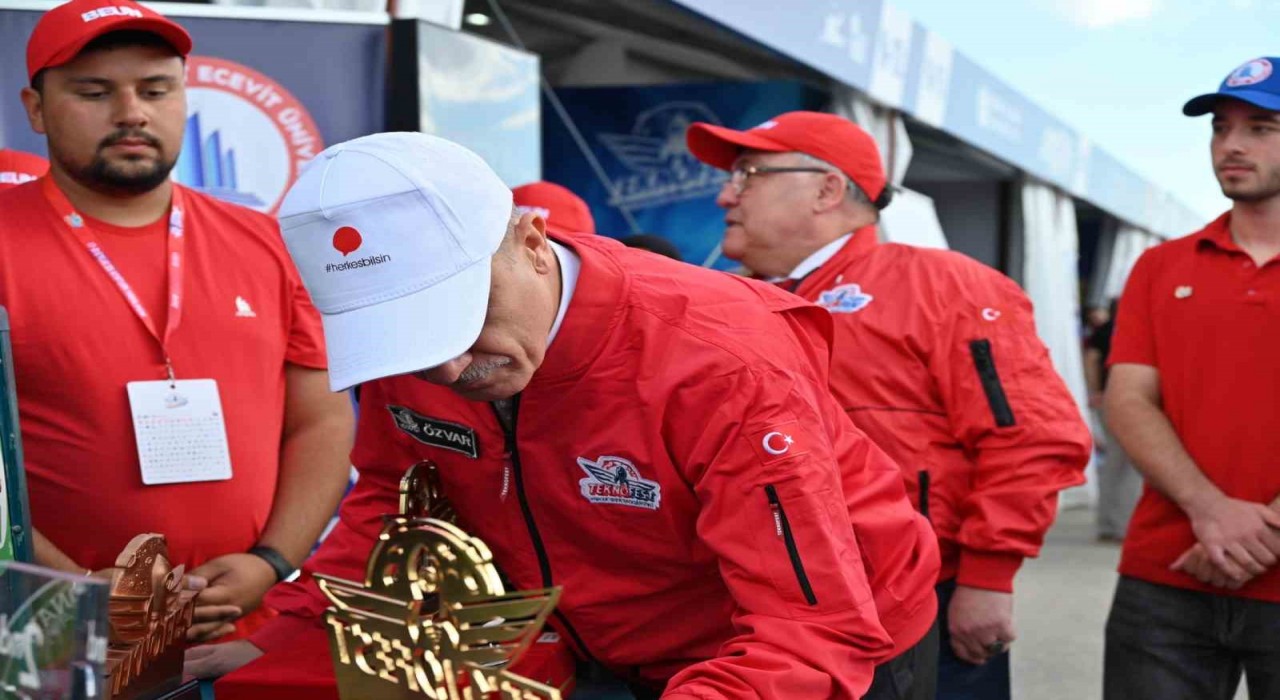 TEKNOFEST25te YÖK Başkanı Özvardan BEUN standına ziyaret