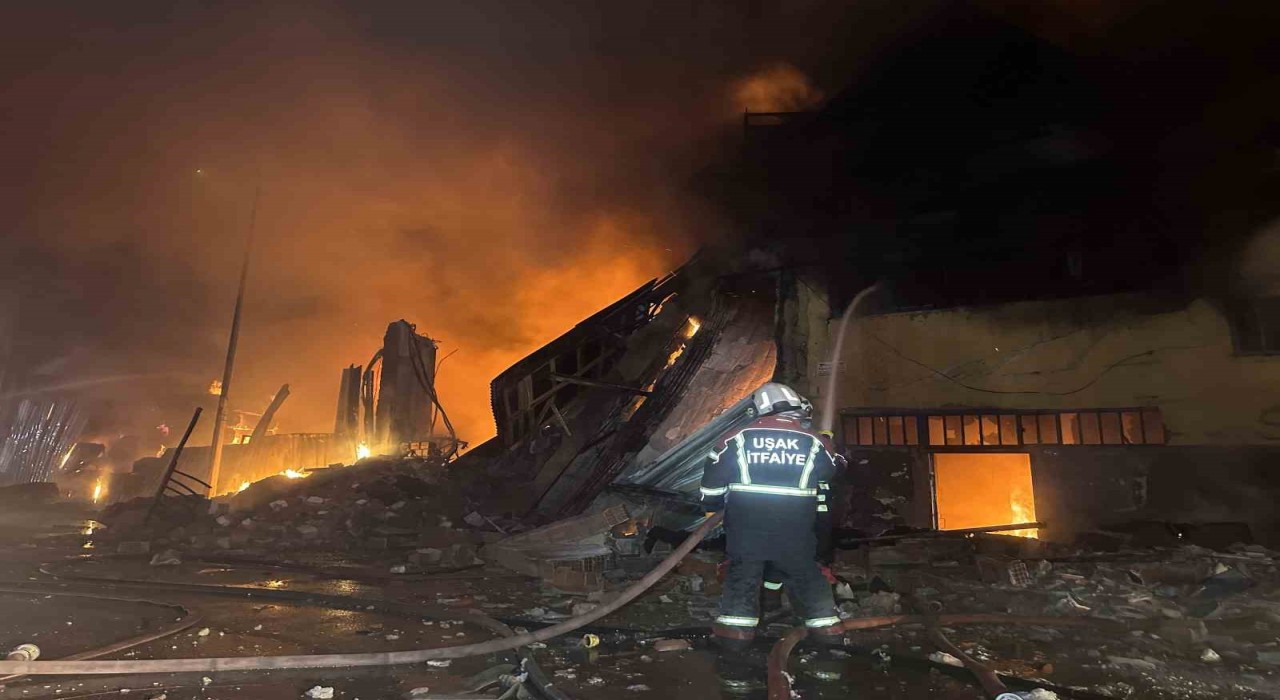 Tekstil deposu ve fabrikada çıkan yangın kontrol altında: 1i itfaiye eri 2 yaralı