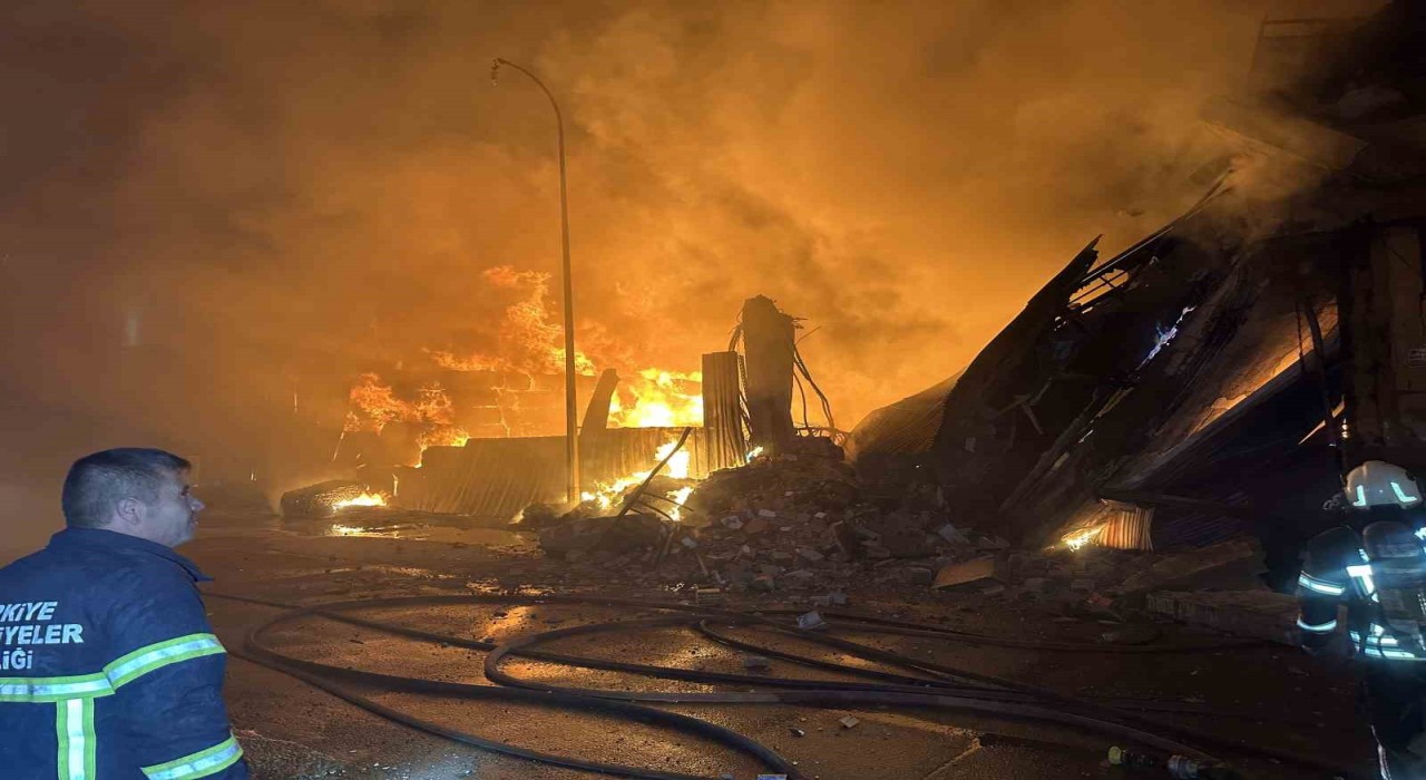 Tekstil deposu ve fabrikada yangın