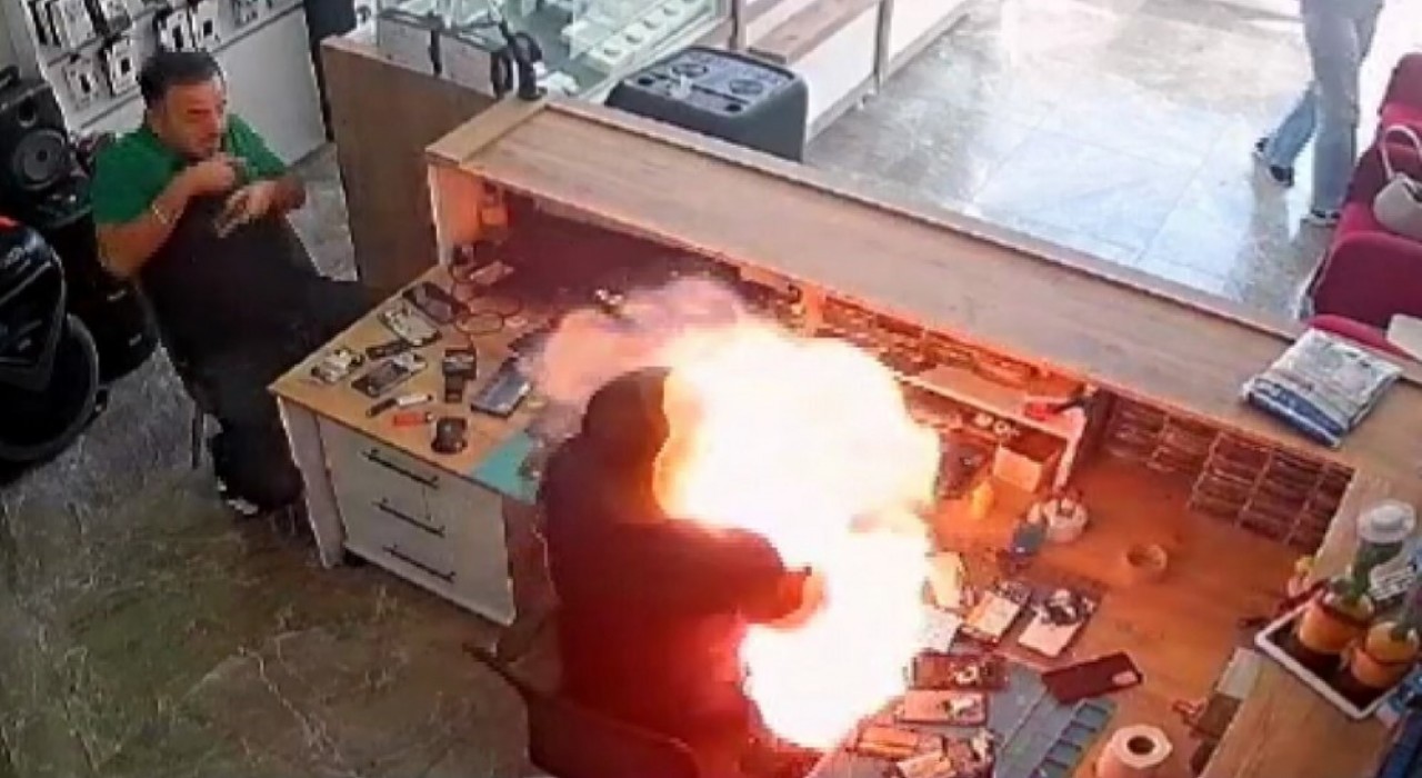 Telefon bataryası bomba gibi patladı