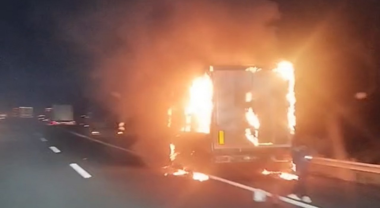 TEM Otoyolunda tırın dorsesi alev alev yandı