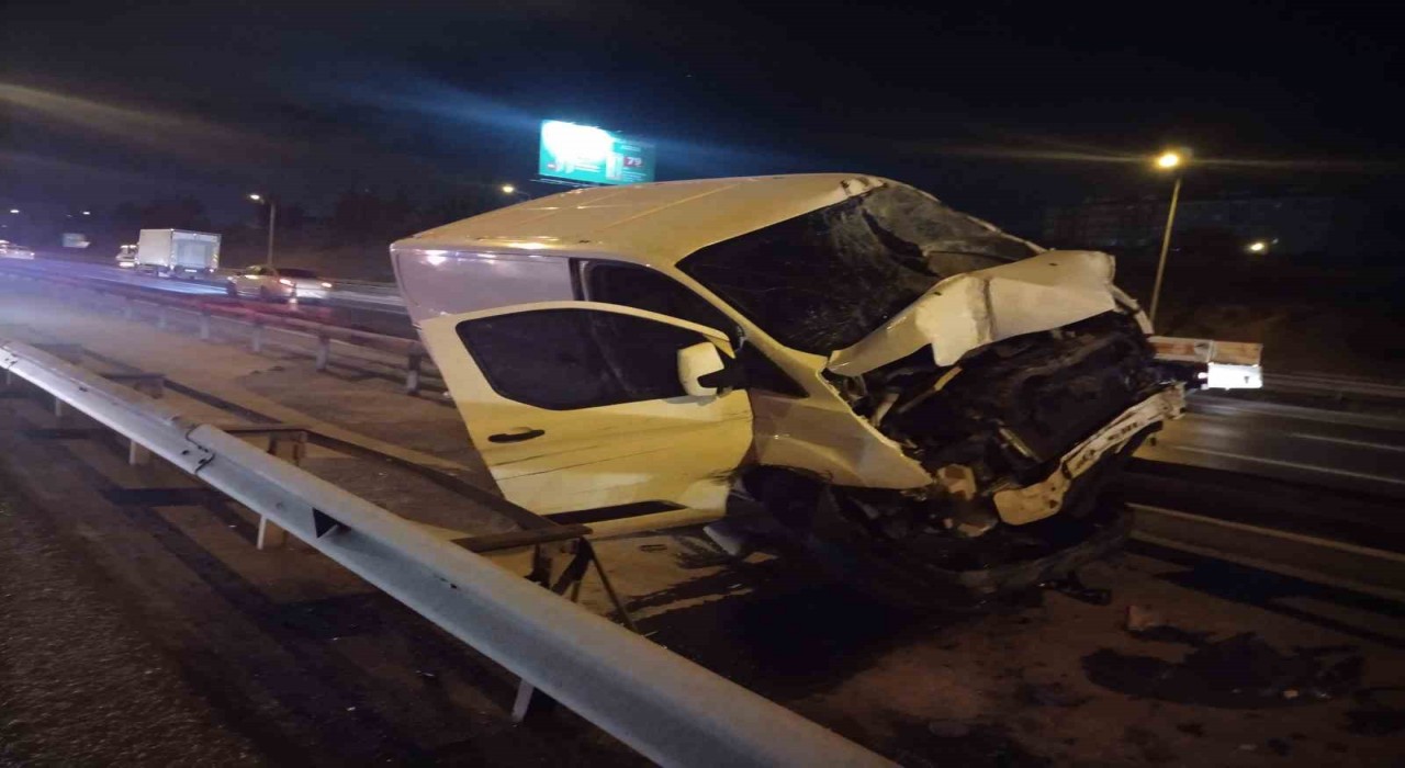 Temde kontrolden çıkan panelvan bariyere girdi: 1 yaralı