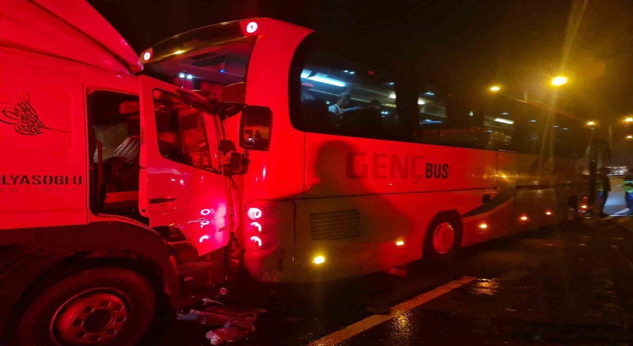 TEMde lastiği patlayan otobüse kamyon çarptı: 1 yaralı