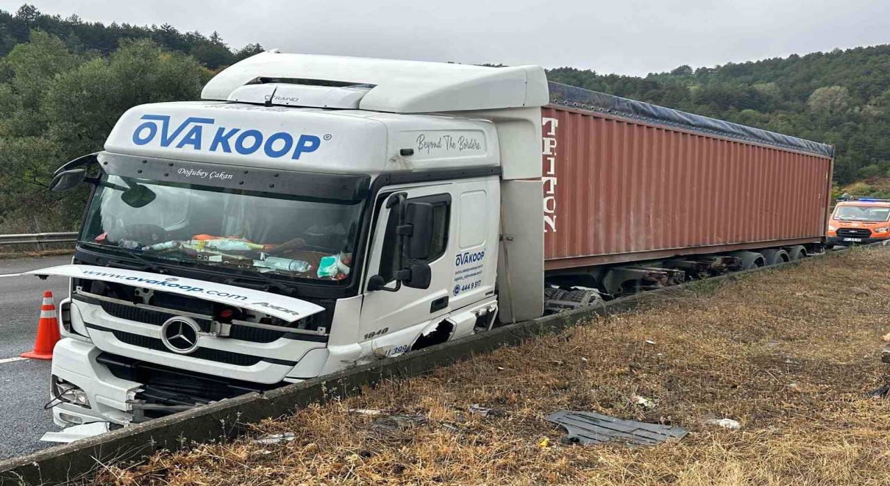 TEMde tır bariyerlere çarptı: 1 yaralı