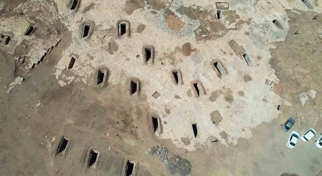 Temizlenen Turuş Kaya Mezarlarında birbirinden ilginç kabartmalar ortaya çıkıyor