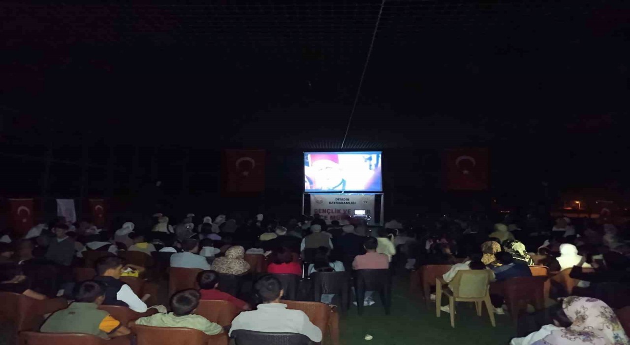 Tendürek Dağı eteklerinde sinema keyfi