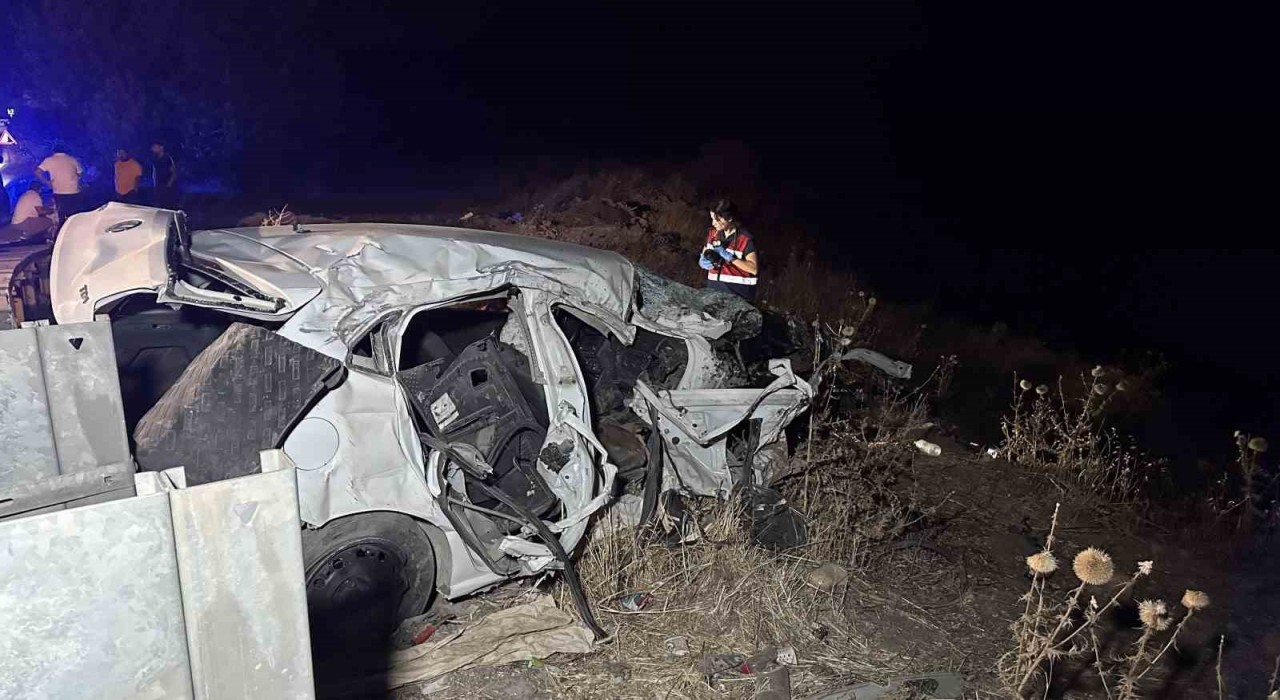 Ters şeride giren otomobil tankerle çarpışıp şarampole yuvarlandı: 1 ölü, 1i ağır 2 yaralı