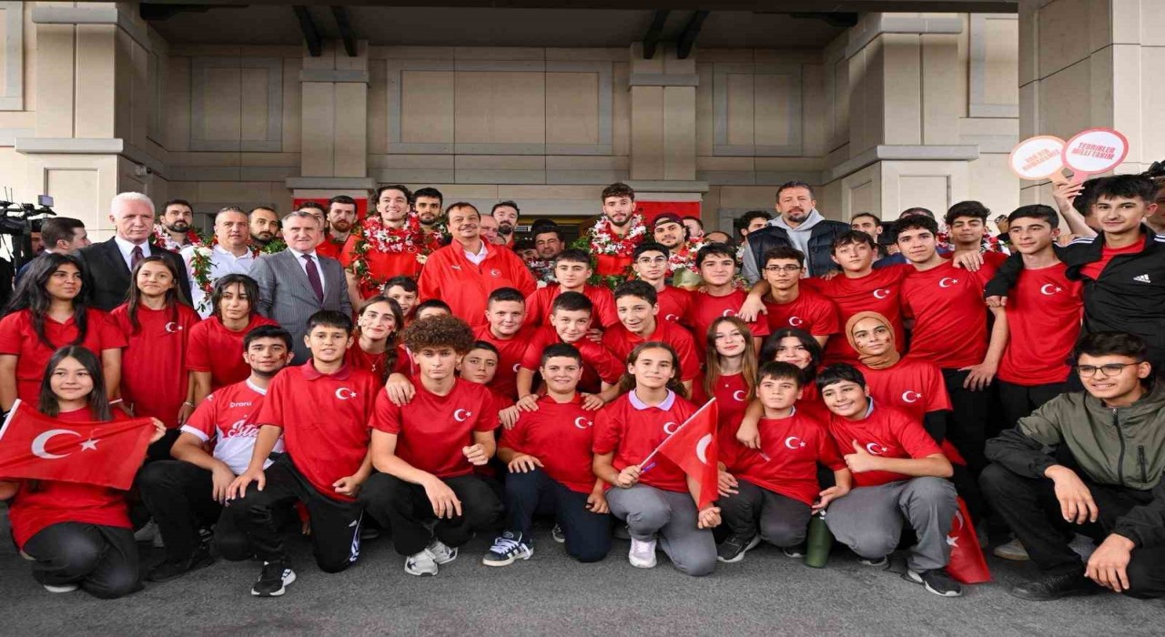 THY pilotundan A Millilere anons sürprizi: Umut ve gurur yaşattınız