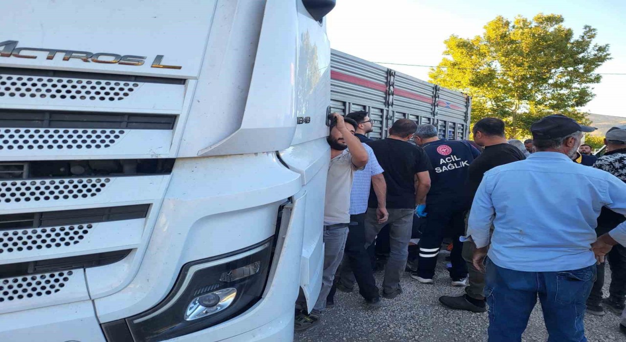 Tır ile otomobil çarpıştı: 3 yaralı