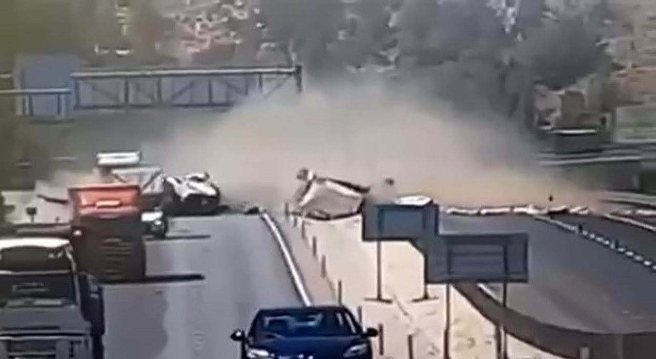 Tır ve dorsenin ayrılıp, yoldaki bariyeri yerinden koparan feci kaza kamerada