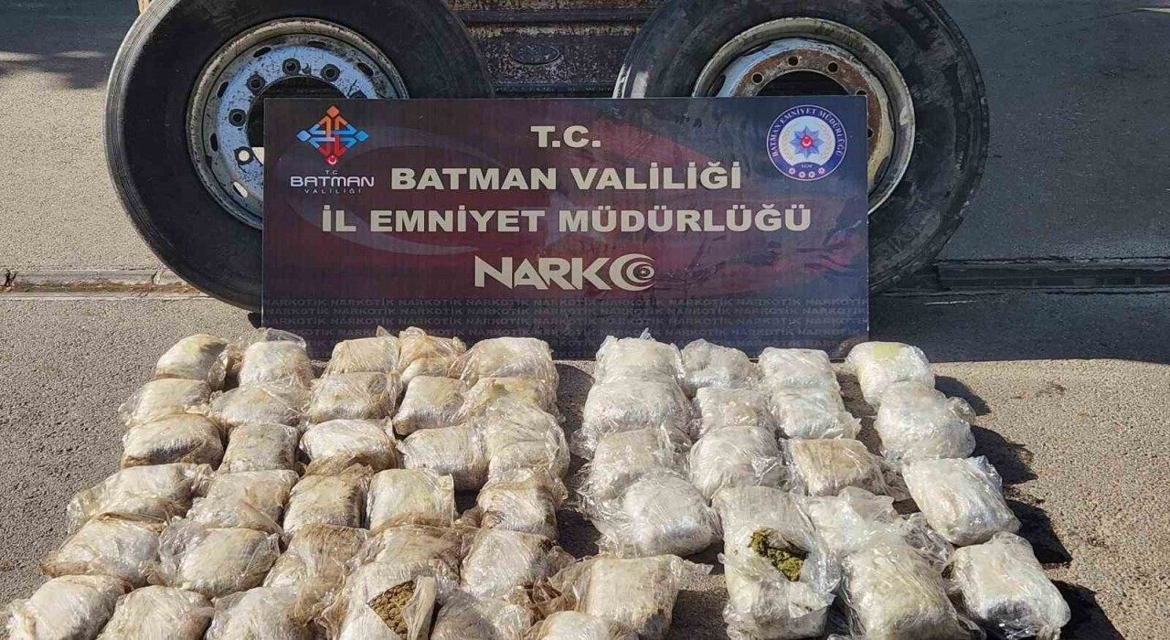 Tırın tekerinde 27 kilo skunk ele geçirildi