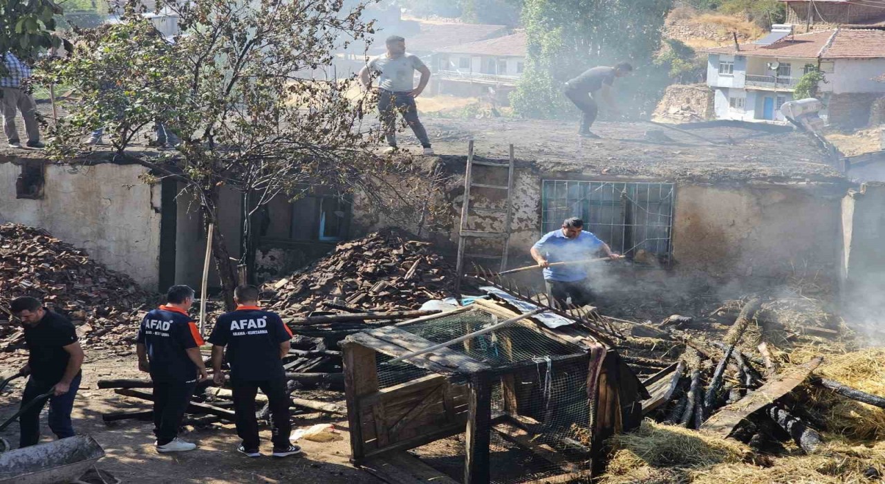 Tokatta bir ev ve samanlık tamamen yanarak kullanılmaz hale geldi