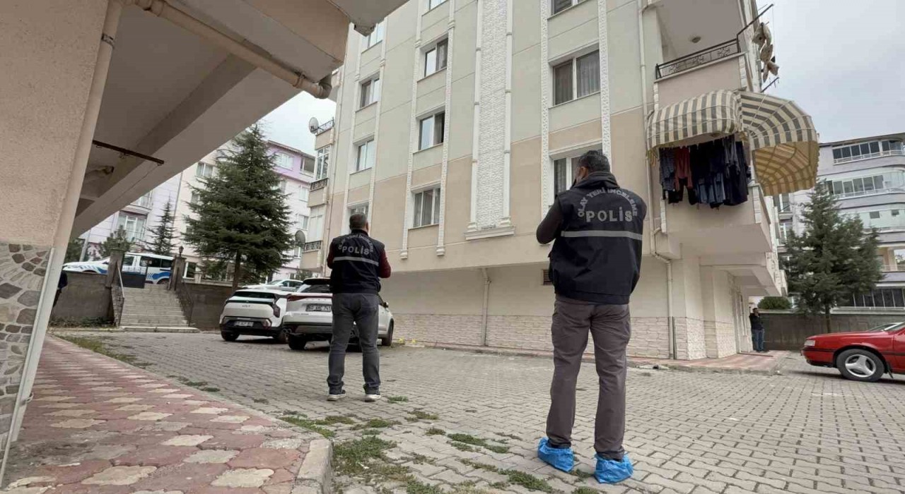 Tokatta cam silen kadın cipin üzerine düşerek hastanelik oldu