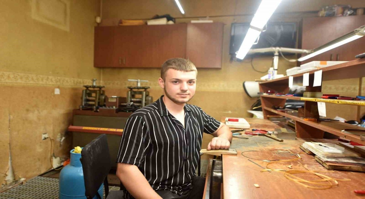 Trabzonda 16 yaşındaki hasır işlemecisi Metehan Arslan yılın kalfası seçildi