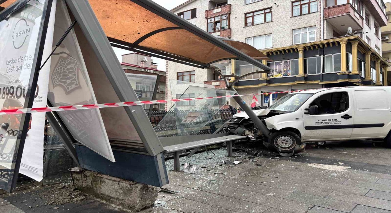 Trabzonda araç otobüs durağına çarptı