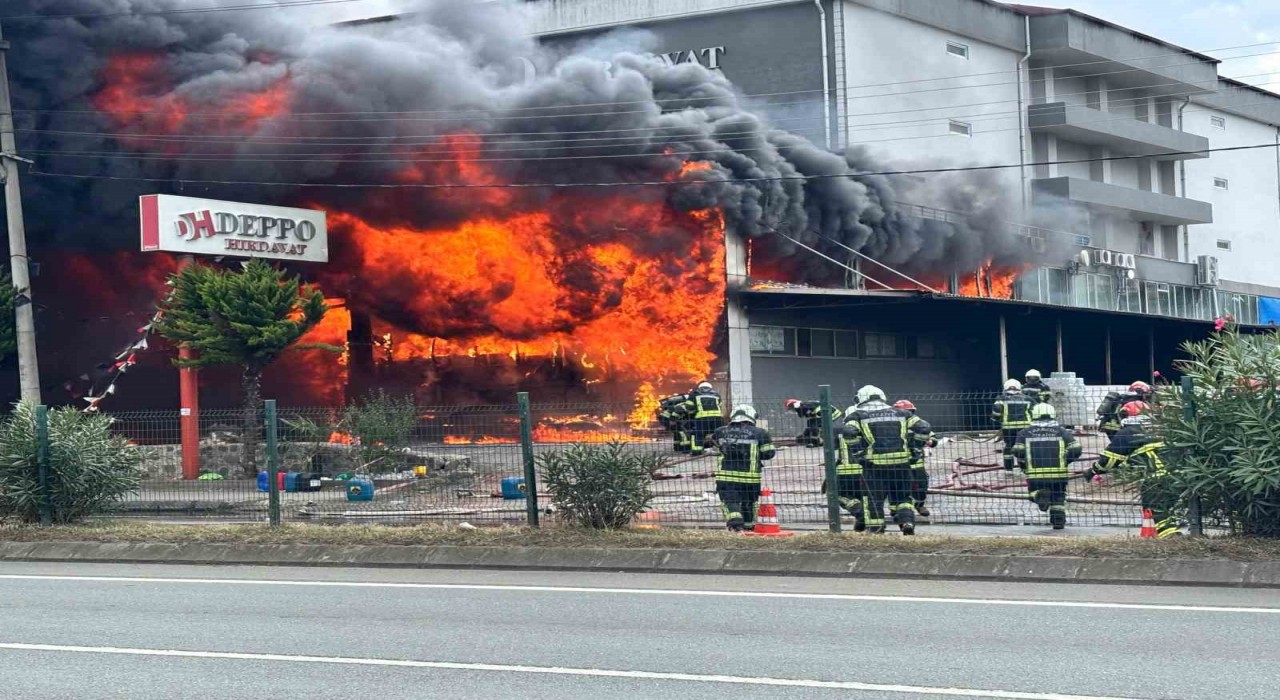 Trabzonda AVMdeki yangın yeniden alevlendi