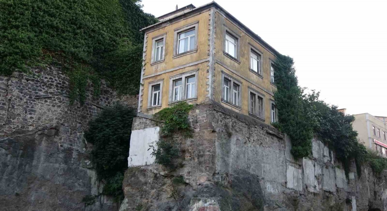 Trabzonun tarihi surları üzerindeki evler zamana direniyor