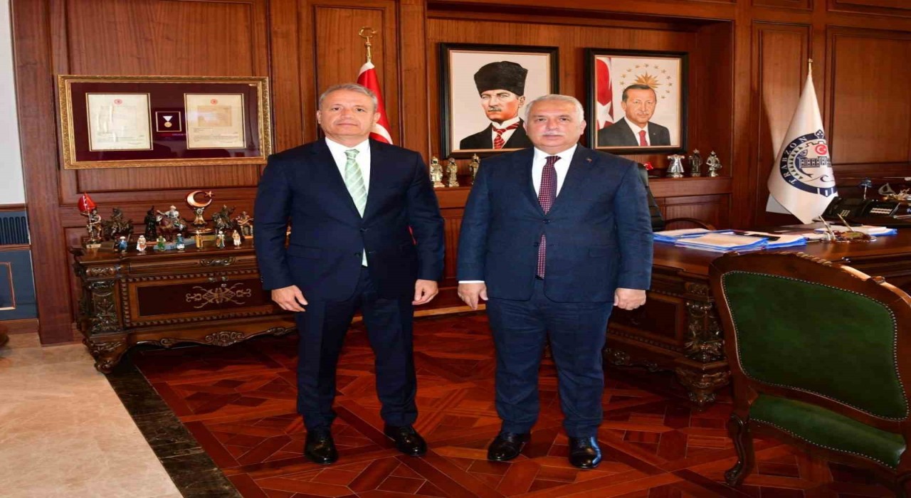 Trabzonun yeni Emniyet Müdürü Loğoğlundan Vali Yıldırıma ziyaret
