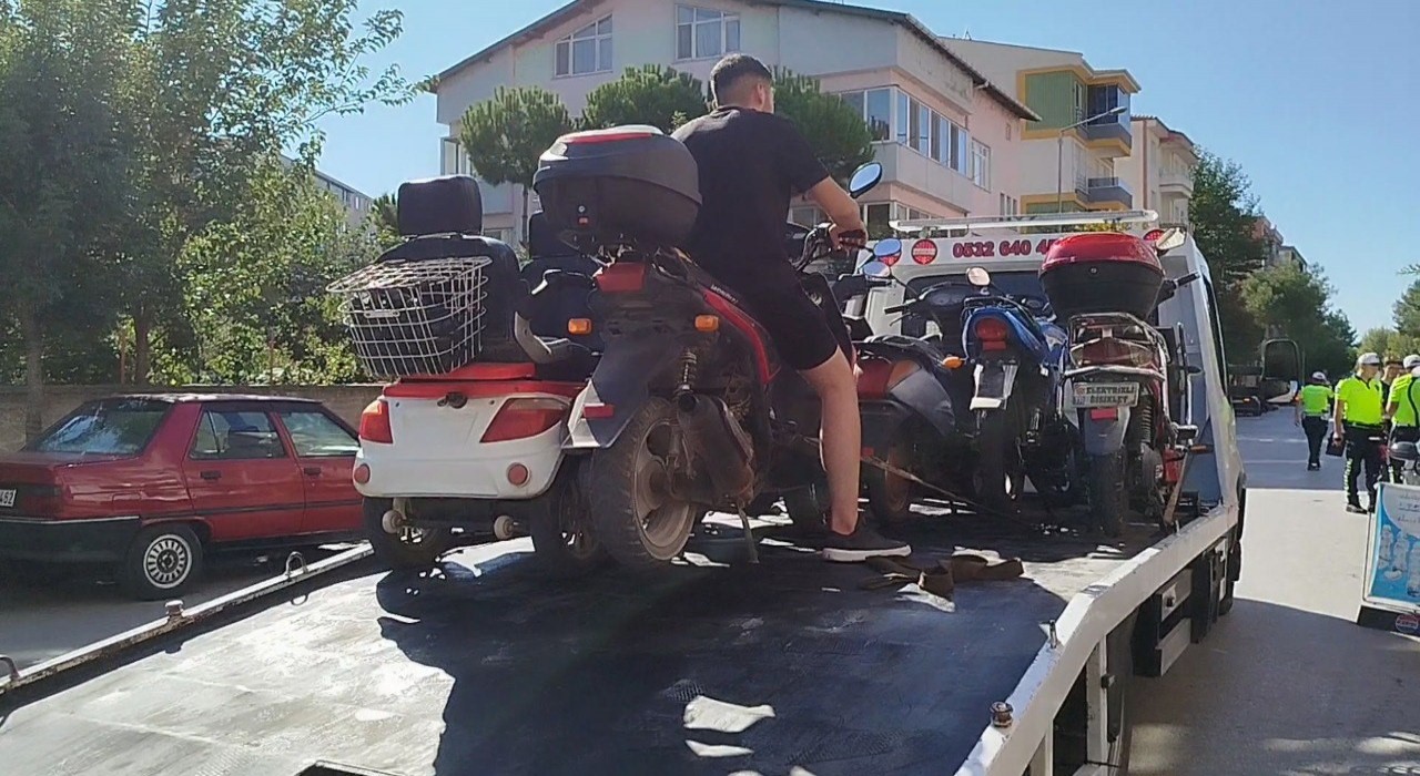 Trafik ekiplerinden sıkı denetim: 15 motosiklet trafikten men edildi