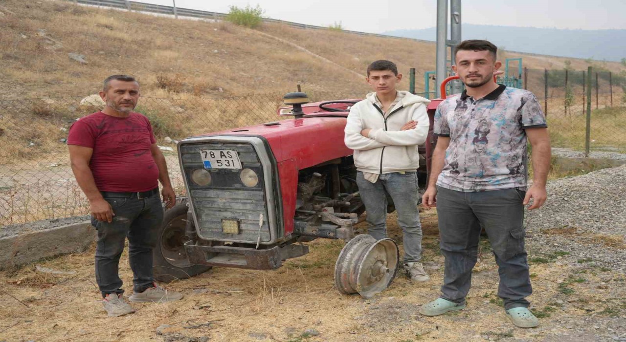 Traktörün tekerliği patladı, jant üzerinde orman ekiplerine su taşıdılar