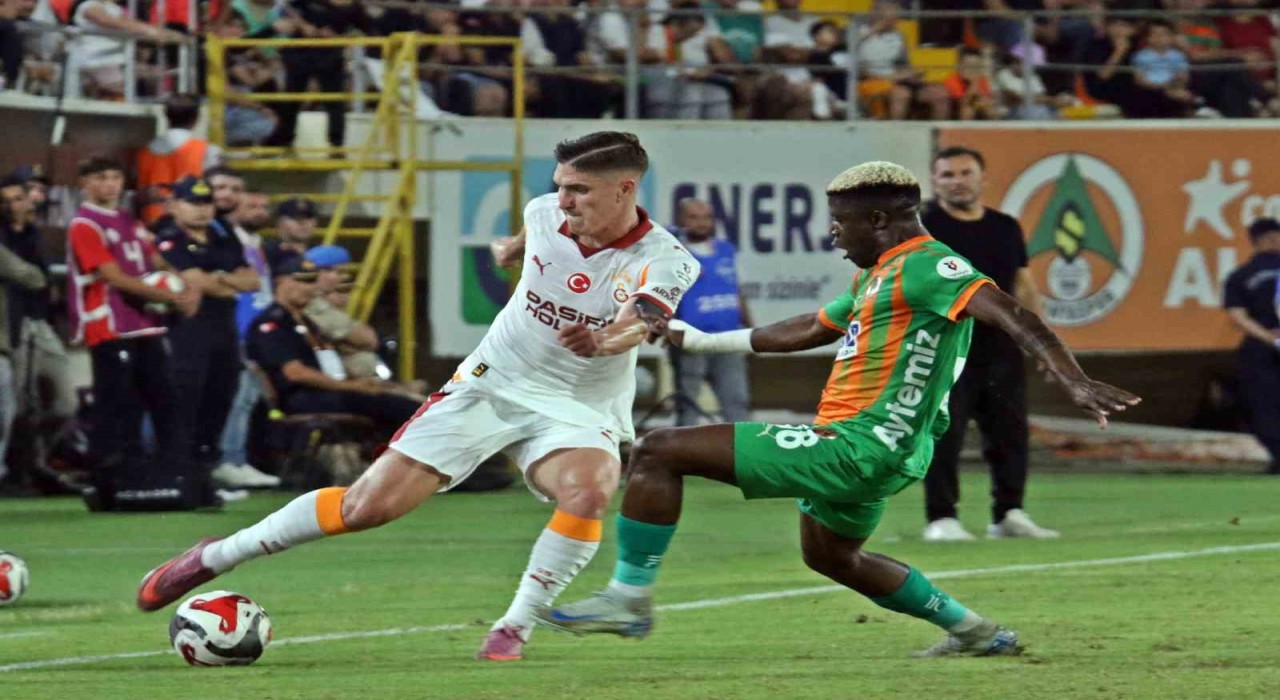 Trendyol Süper Lig: Corendon Alanyaspor: 0 - Galatasaray: 1 (İlk yarı)