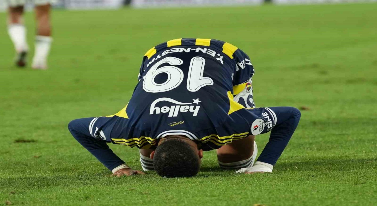Trendyol Süper Lig: Fenerbahçe: 1 - Trabzonspor: 0 (İlk yarı)