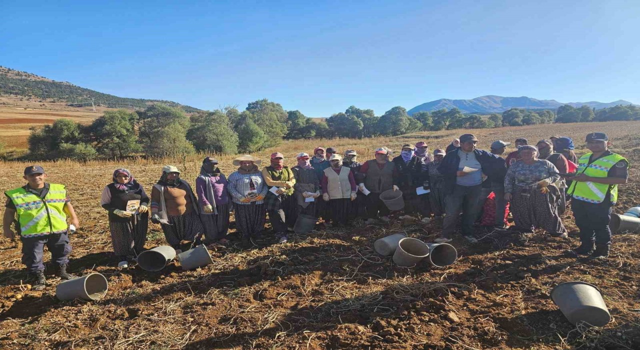 Tufanbeylide jandarmadan dolandırıcılık ve KADES bilgilendirmesi