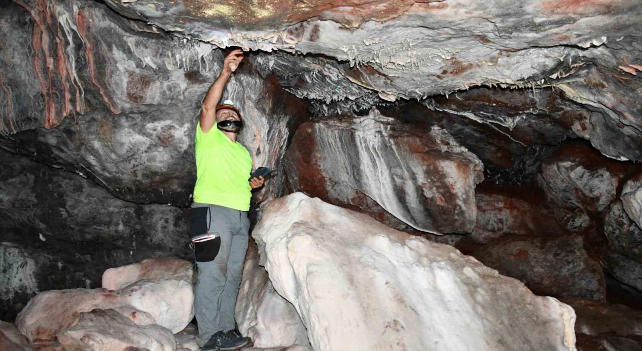 Tümülüsü andıran tepedeki mağaranın turizme kazandırılmasını istiorlar
