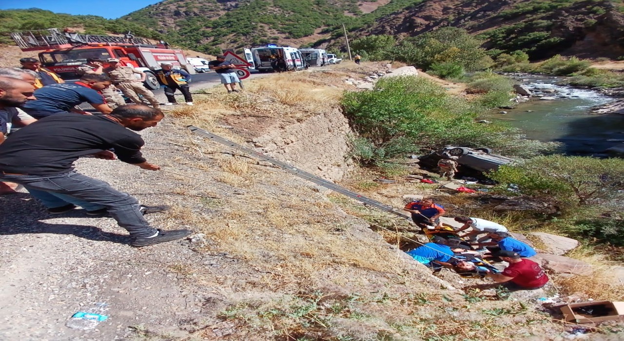 Tuncelide araç uçuruma yuvarlandı: 3 yaralı