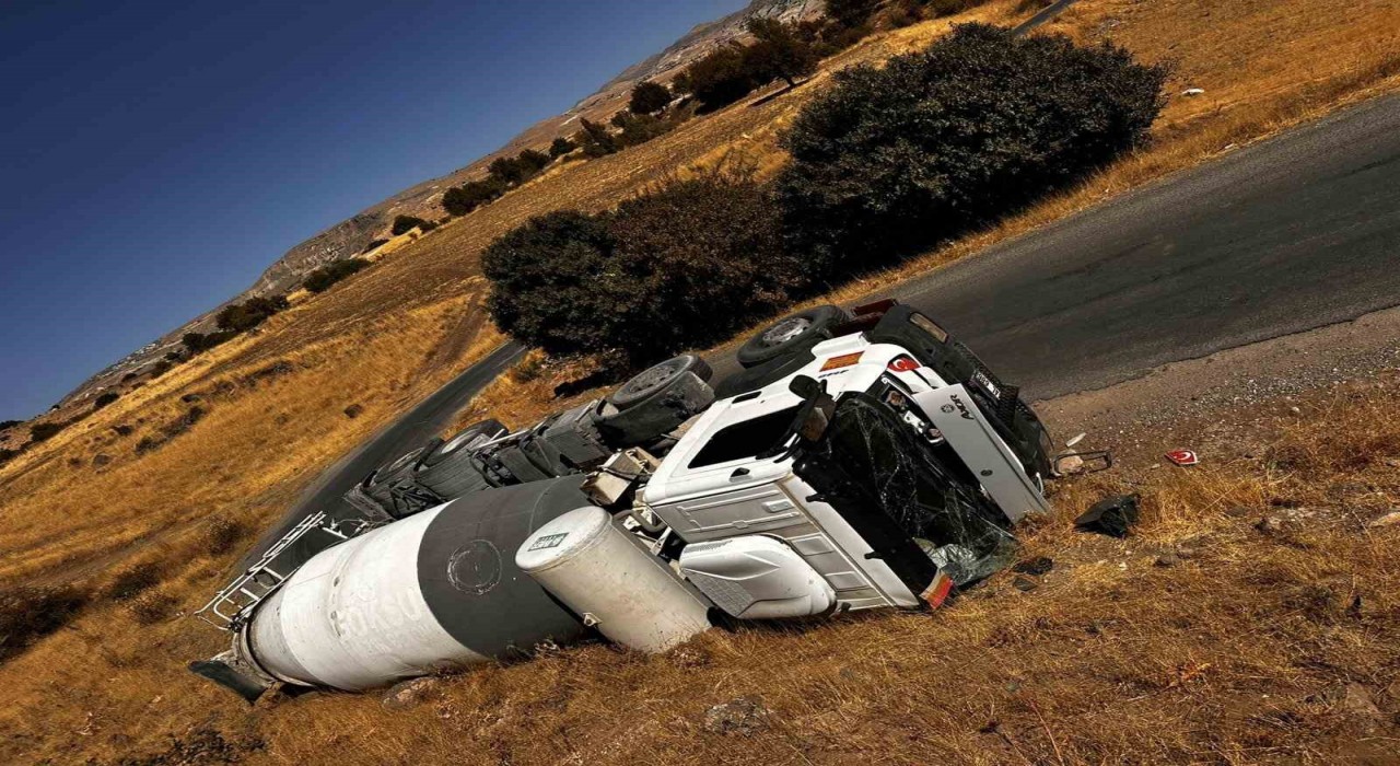 Tuncelide beton mikseri ve tır devrildi