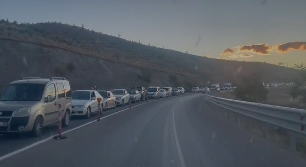 Tuncelide feribot seferleri durduruldu: 3 kilometre araç kuyruğu oluştu