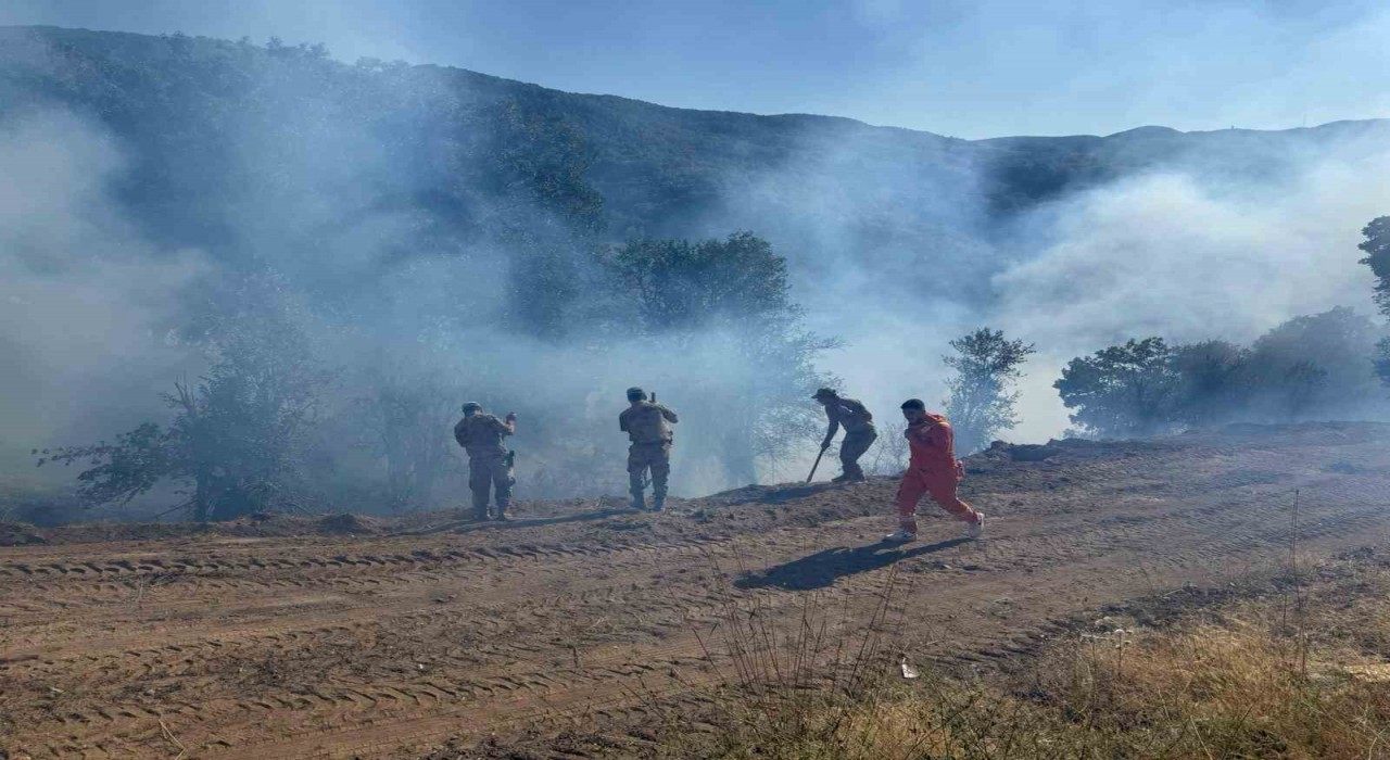 Tuncelide kırsal alanda çıkan yangın söndürüldü: Soğutma çalışmaları sürüyor