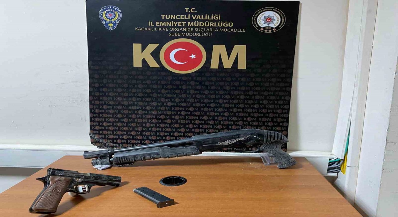 Tuncelide toprağa gömülü halde silah ve uyuşturucu madde ele geçirildi